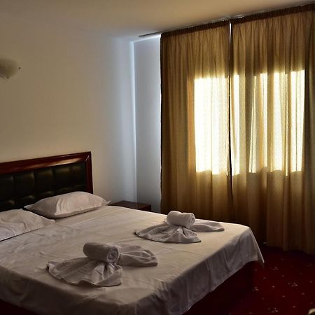 Hotel Ostrov Кэлимэнешти Экстерьер фото