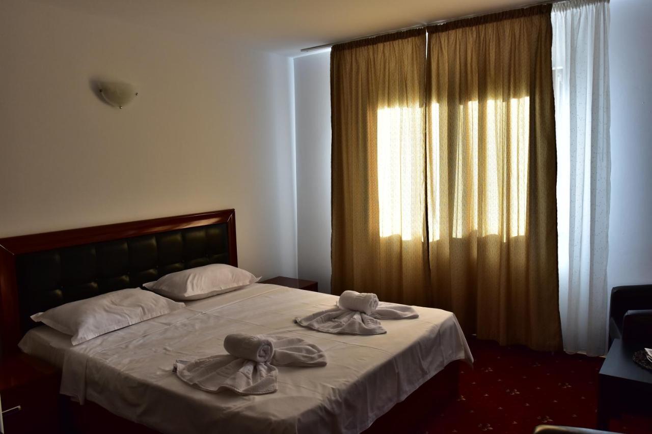 Hotel Ostrov Кэлимэнешти Экстерьер фото