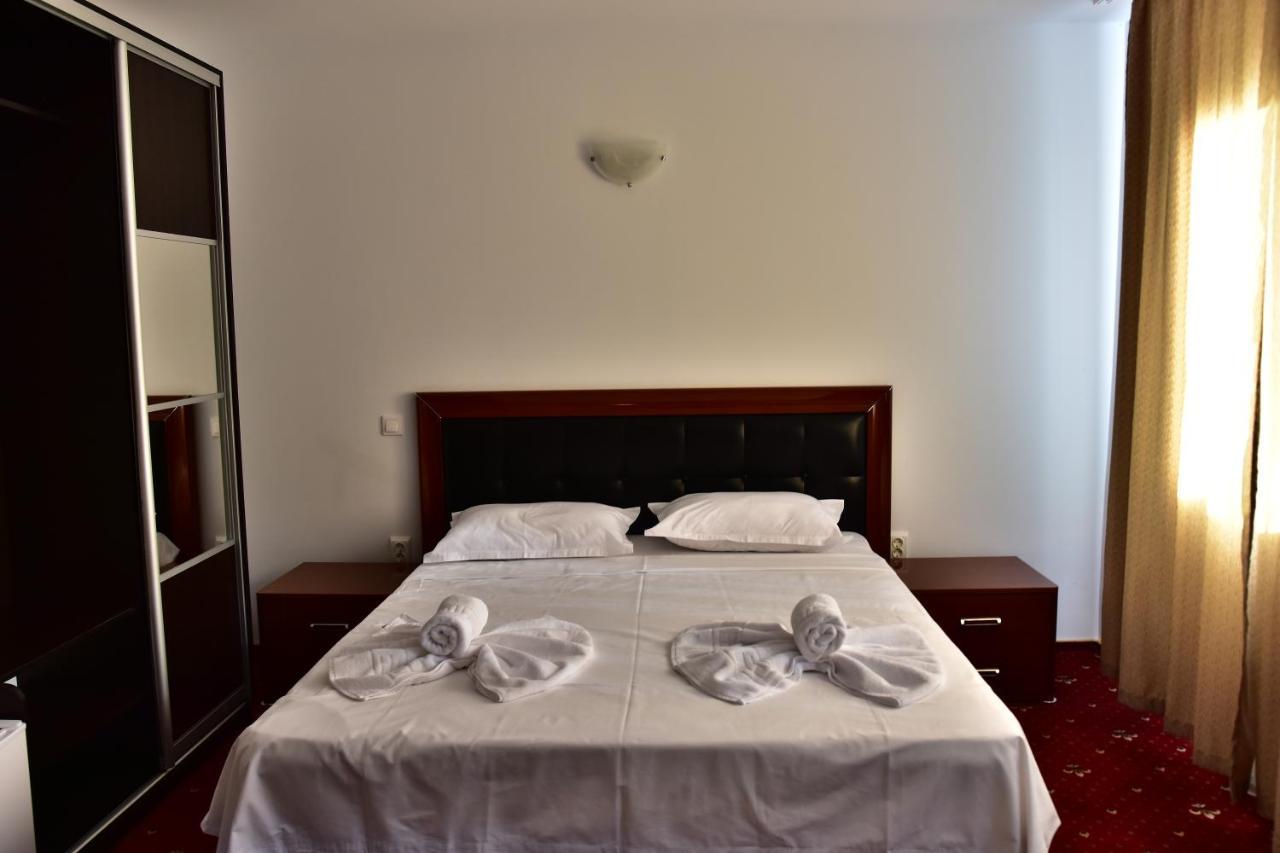 Hotel Ostrov Кэлимэнешти Экстерьер фото