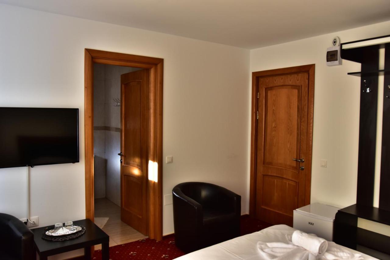 Hotel Ostrov Кэлимэнешти Экстерьер фото