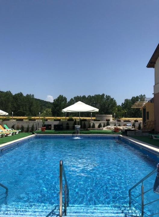 Hotel Ostrov Кэлимэнешти Экстерьер фото
