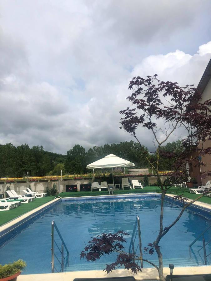 Hotel Ostrov Кэлимэнешти Экстерьер фото