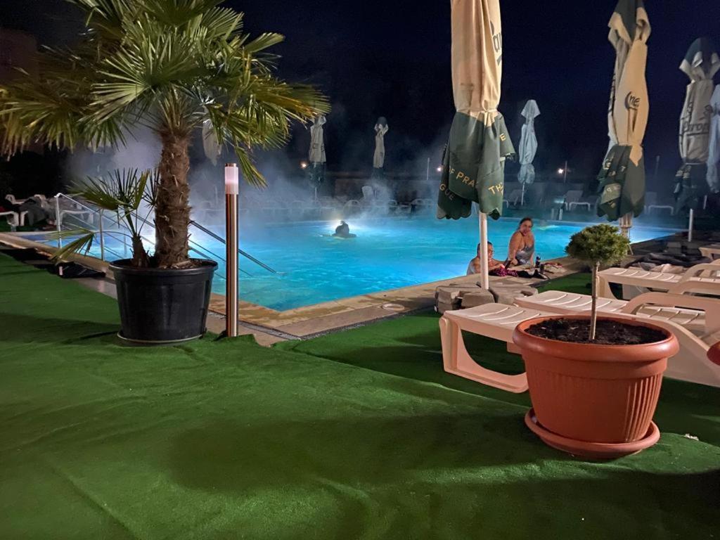 Hotel Ostrov Кэлимэнешти Экстерьер фото