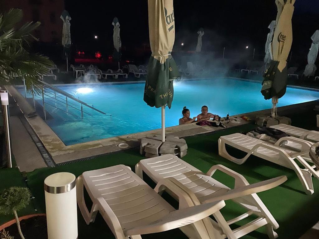 Hotel Ostrov Кэлимэнешти Экстерьер фото