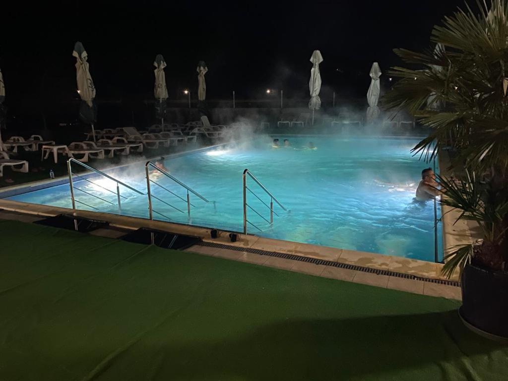 Hotel Ostrov Кэлимэнешти Экстерьер фото